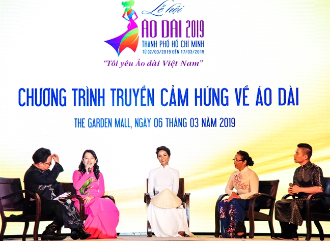 Hoa hậu Hoàn vũ H’Hen Niê trao tặng áo dài thổ cẩm cho Bảo tàng Áo dài Hoa hau Hoan vu H’Hen Nie trao tang ao dai tho cam cho Bao tang Ao dai