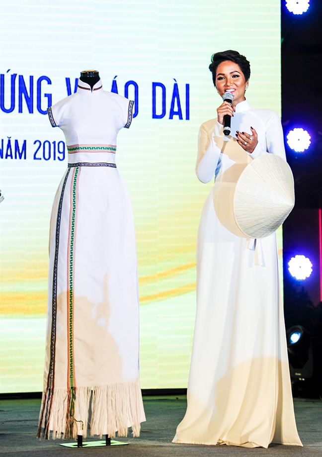 Hoa hậu Hoàn vũ H’Hen Niê trao tặng áo dài thổ cẩm cho Bảo tàng Áo dài Hoa hau Hoan vu H’Hen Nie trao tang ao dai tho cam cho Bao tang Ao dai