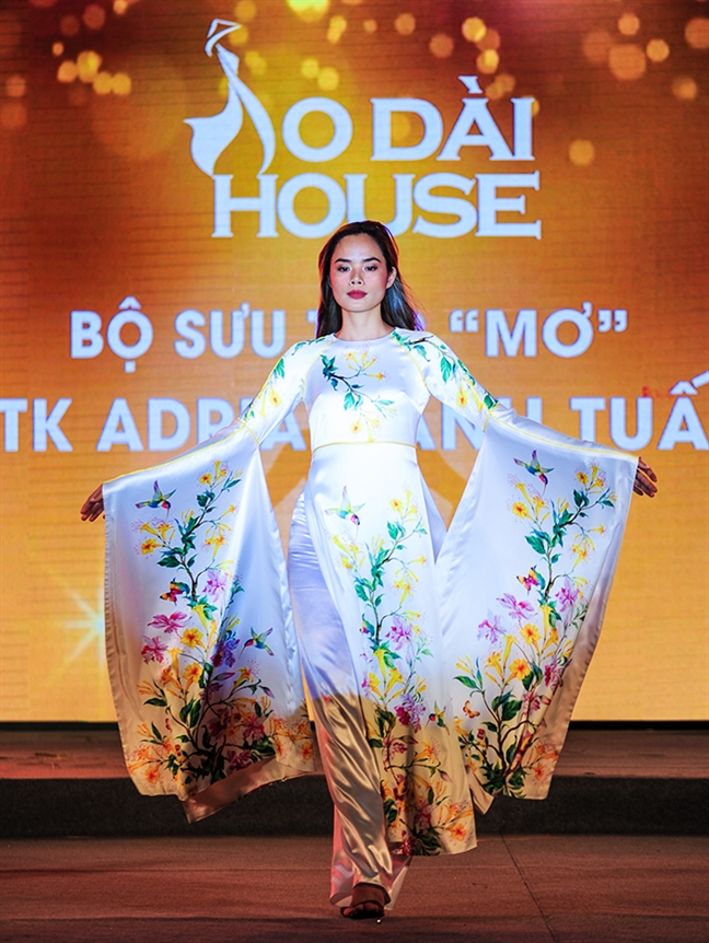 Hoa hậu Hoàn vũ H’Hen Niê trao tặng áo dài thổ cẩm cho Bảo tàng Áo dài Hoa hau Hoan vu H’Hen Nie trao tang ao dai tho cam cho Bao tang Ao dai