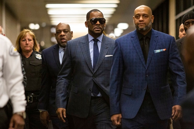 R. Kelly bị cảnh sát giam giữ vì không trả tiền nuôi con R. Kelly bi canh sat giam giu vi khong tra tien nuoi con