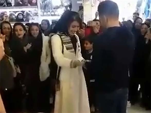 Cặp đôi Iran bị bắt vì cầu hôn trước đám đông Cap doi Iran bi bat vi cau hon truoc dam dong