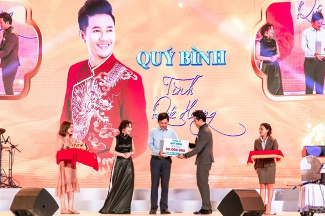 Quý Bình – Tình quê hương: Mang niềm vui cho người khó khăn Quy Binh – Tinh que huong: Mang niem vui cho nguoi kho khan