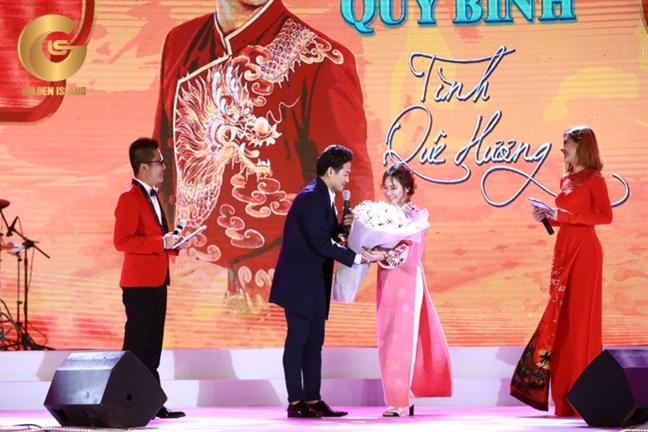 Quý Bình – Tình quê hương: Mang niềm vui cho người khó khăn Quy Binh – Tinh que huong: Mang niem vui cho nguoi kho khan