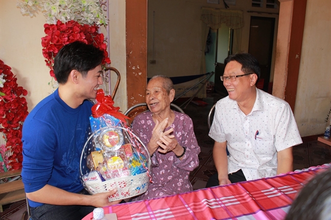 Quý Bình – Tình quê hương: Mang niềm vui cho người khó khăn Quy Binh – Tinh que huong: Mang niem vui cho nguoi kho khan
