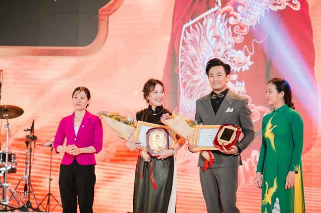 Quý Bình – Tình quê hương: Mang niềm vui cho người khó khăn Quy Binh – Tinh que huong: Mang niem vui cho nguoi kho khan