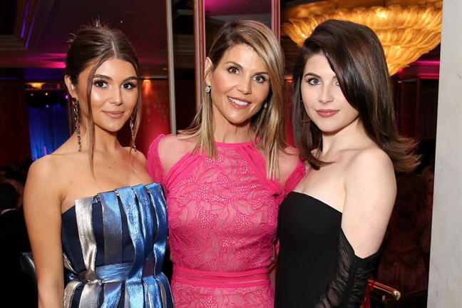 Con gái diễn viên Lori Loughlin hận bố mẹ vì được chạy điểm Con gai dien vien Lori Loughlin han bo me vi duoc chay diem