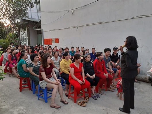 Huyện Bình Chánh: Nói chuyện về phòng, chống bạo lực gia đình với nữ công nhân Huyen Binh Chanh: Noi chuyen ve phong, chong bao luc gia dinh voi nu cong nhan