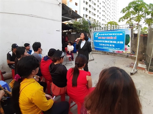 Huyện Bình Chánh: Nói chuyện về phòng, chống bạo lực gia đình với nữ công nhân Huyen Binh Chanh: Noi chuyen ve phong, chong bao luc gia dinh voi nu cong nhan