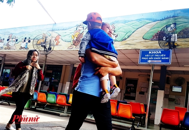 Trẻ theo nhau vào bệnh viện do giải nhiệt sai cách Tre theo nhau vao benh vien do giai nhiet sai cach