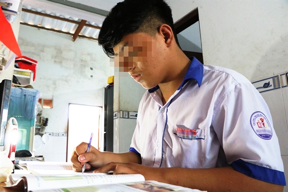 Vụ cô giáo và học sinh vào nhà nghỉ: Đừng bỏ rơi hai đứa trẻ lớp Mười Vu co giao va hoc sinh vao nha nghi: Dung bo roi hai dua tre lop Muoi