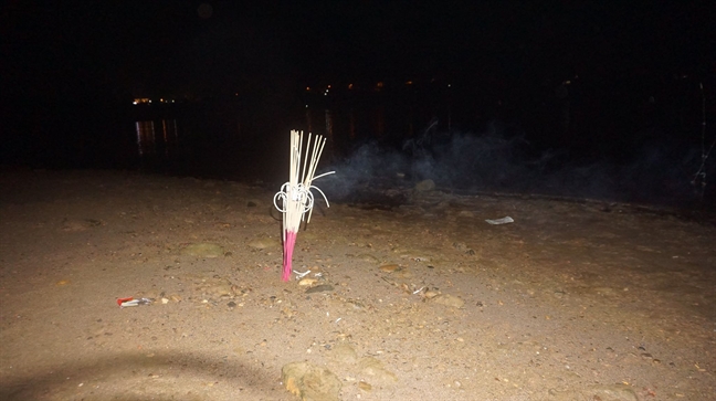 Hòa Bình: Đêm trắng khăn tang trên con phố có 8 học sinh tử vong do đuối nước Hoa Binh: Dem trang khan tang tren con pho co 8 hoc sinh tu vong do duoi nuoc