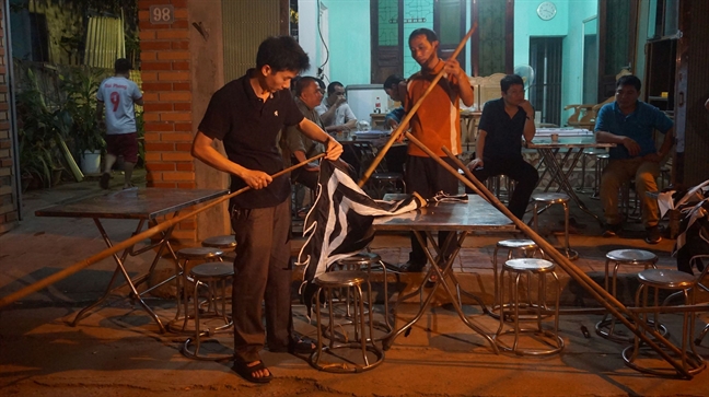 Hòa Bình: Đêm trắng khăn tang trên con phố có 8 học sinh tử vong do đuối nước Hoa Binh: Dem trang khan tang tren con pho co 8 hoc sinh tu vong do duoi nuoc