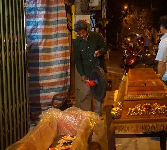 Hòa Bình: Đêm trắng khăn tang trên con phố có 8 học sinh tử vong do đuối nước Hoa Binh: Dem trang khan tang tren con pho co 8 hoc sinh tu vong do duoi nuoc