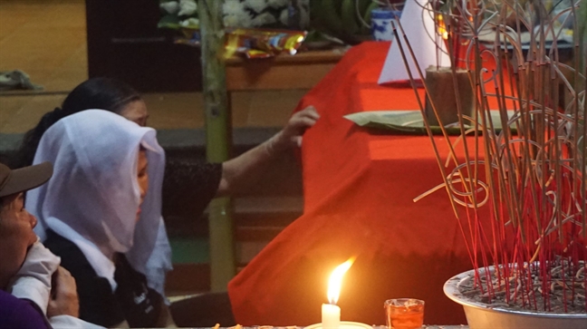 Hòa Bình: Đêm trắng khăn tang trên con phố có 8 học sinh tử vong do đuối nước Hoa Binh: Dem trang khan tang tren con pho co 8 hoc sinh tu vong do duoi nuoc
