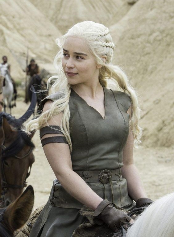 'Mẹ Rồng' Emilia Clarke quyến rũ từ màn ảnh đến đời thực 'Me Rong' Emilia Clarke quyen ru tu man anh den doi thuc