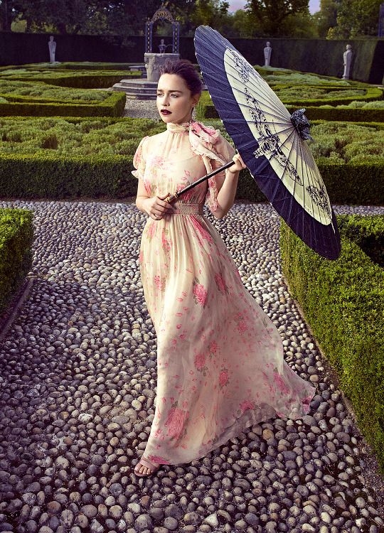 'Mẹ Rồng' Emilia Clarke quyến rũ từ màn ảnh đến đời thực 'Me Rong' Emilia Clarke quyen ru tu man anh den doi thuc