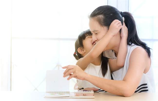 Ở bên con, chắc gì đã chơi với con? O ben con, chac gi da choi voi con?