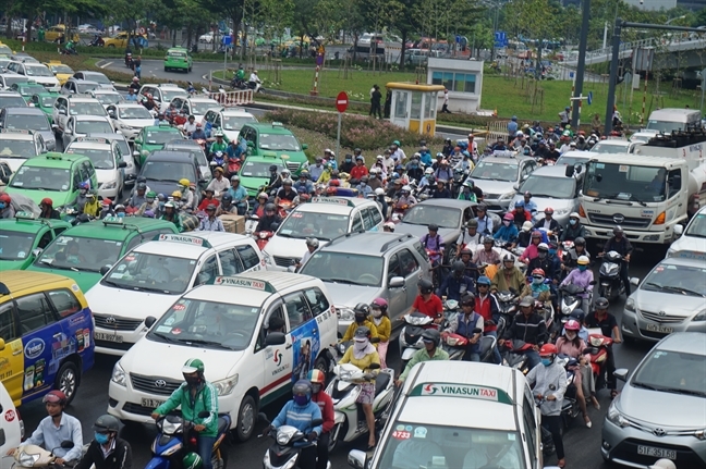 Ông Nguyễn Thành Phong đề nghị tập trung giảm ùn tắc ở sân bay Tân Sơn Nhất, cảng Cát Lái Ong Nguyen Thanh Phong de nghi tap trung giam un tac o san bay Tan Son Nhat, cang Cat Lai