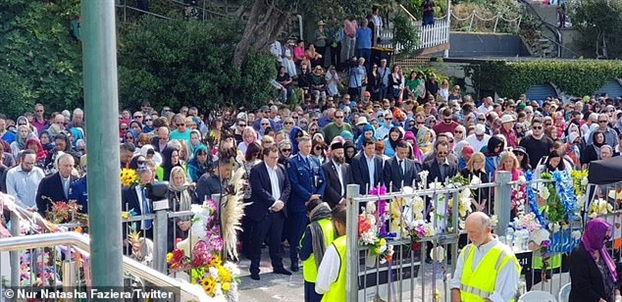 Người New Zealand tạo thành ‘lá chắn sống’ bảo vệ người Hồi giáo cầu nguyện Nguoi New Zealand tao thanh ‘la chan song’ bao ve nguoi Hoi giao cau nguyen