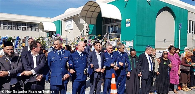 Người New Zealand tạo thành ‘lá chắn sống’ bảo vệ người Hồi giáo cầu nguyện Nguoi New Zealand tao thanh ‘la chan song’ bao ve nguoi Hoi giao cau nguyen