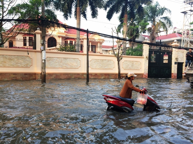Bất đồng về nâng đường chống ngập ‘khu đại gia’ Sài Gòn Bat dong ve nang duong chong ngap ‘khu dai gia’ Sai Gon