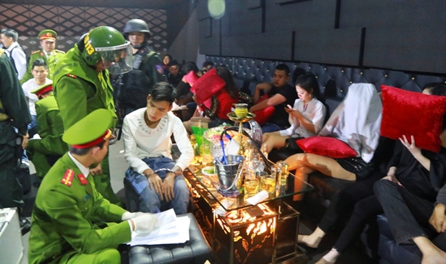 Quán bar Vegas có 100 người 'phê' ma túy bị xử phạt 103 triệu đồng Quan bar Vegas co 100 nguoi 'phe' ma tuy bi xu phat 103 trieu dong