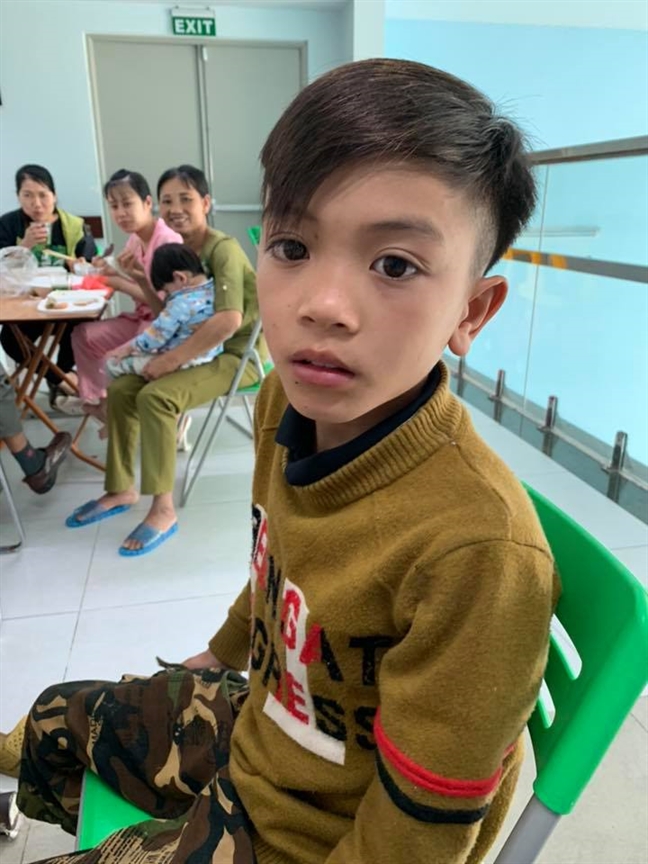 Cậu bé 13 tuổi đạp xe không phanh từ Sơn La xuống Hà Nội thăm em nằm viện Cau be 13 tuoi dap xe khong phanh tu Son La xuong Ha Noi tham em nam vien