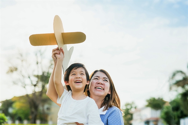 Buông điện thoại 1 giờ/ngày - Được không? Chơi với con không dễ Buong dien thoai 1 gio/ngay - Duoc khong? Choi voi con khong de