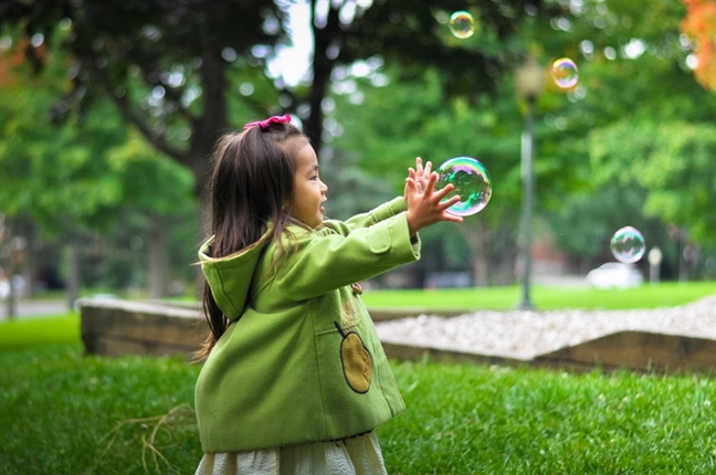 Buông điện thoại 1 giờ/ngày - Được không? Chơi với con không dễ Buong dien thoai 1 gio/ngay - Duoc khong? Choi voi con khong de