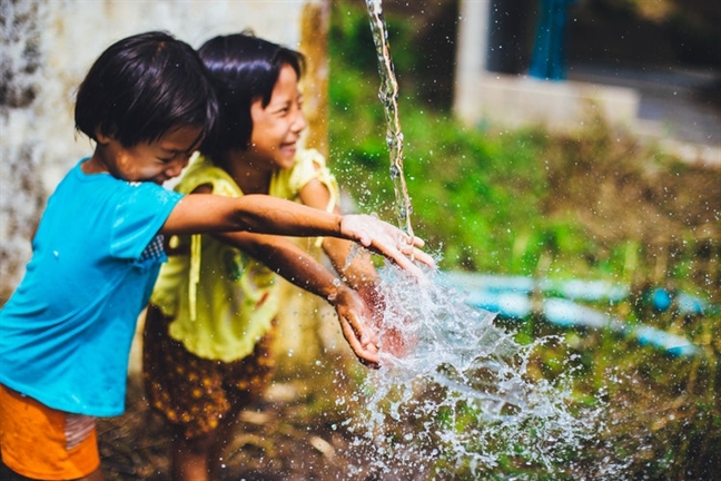 Đừng để con phải 'cạnh tranh' với điện thoại của cha mẹ Dung de con phai 'canh tranh' voi dien thoai cua cha me