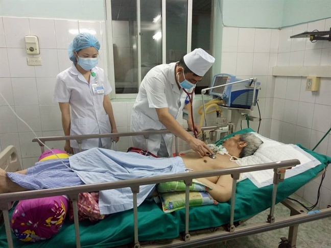 Tuyên Quang: 'Cò' bệnh viện lừa bán 5 triệu đồng một can thảo dược chữa ngộ độc thuốc diệt cỏ Tuyen Quang: 'Co' benh vien lua ban 5 trieu dong mot can thao duoc chua ngo doc thuoc diet co