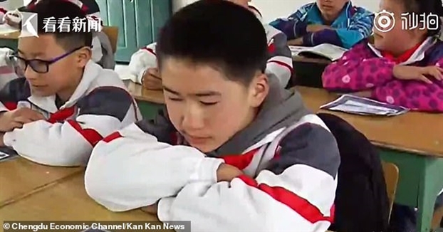 Cậu bé 12 tuổi sáu năm cõng bạn đến trường Cau be 12 tuoi sau nam cong ban den truong
