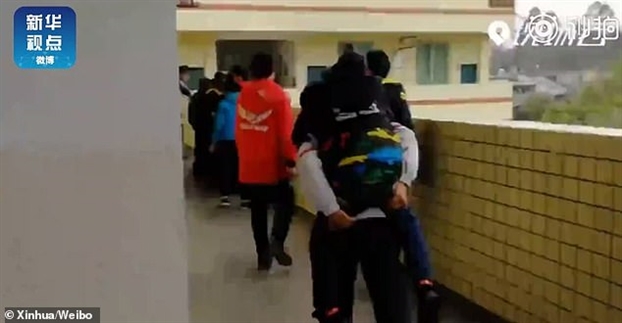 Cậu bé 12 tuổi sáu năm cõng bạn đến trường Cau be 12 tuoi sau nam cong ban den truong