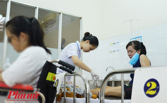 Bệnh viện bị phản ứng vì cung cấp dịch vụ cho thân nhân với giá 30.000 đồng/ngày Benh vien bi phan ung vi cung cap dich vu cho than nhan voi gia 30.000 dong/ngay