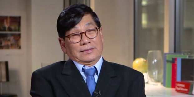 Bác sĩ David Dao lần đầu lên tiếng sau khi bị lôi khỏi máy bay vào năm 2017 Bac si David Dao lan dau len tieng sau khi bi loi khoi may bay vao nam 2017