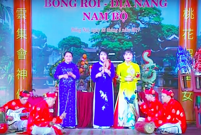 Múa bóng rỗi chông chênh giữ nghề Mua bong roi chong chenh giu nghe