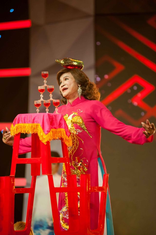 Múa bóng rỗi chông chênh giữ nghề Mua bong roi chong chenh giu nghe