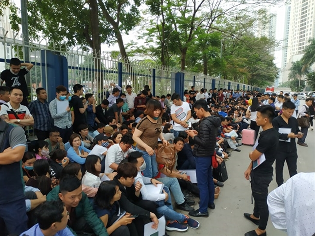 Vì sao có cảnh hàng ngàn người xếp hàng từ 3g sáng xin visa Hàn Quốc? Vi sao co canh hang ngan nguoi xep hang tu 3g sang xin visa Han Quoc?
