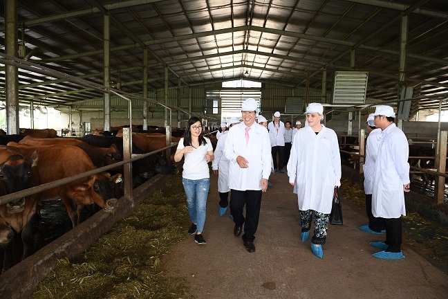 Sữa Cô Gái Hà Lan vinh dự đón tiếp Thứ trưởng Hà Lan đến thăm dự án phát triển vùng chăn nuôi bò sữa bền vững tại tỉnh Hà Nam Sua Co Gai Ha Lan vinh du don tiep Thu truong Ha Lan den tham du an phat trien vung chan nuoi bo sua ben vung tai tinh Ha Nam
