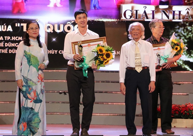 Giải thưởng Văn học Nghệ thuật TP.HCM 5 năm lần thứ hai: Chưa phản ánh được nhịp sống hiện đại Giai thuong Van hoc Nghe thuat TP.HCM 5 nam lan thu hai: Chua phan anh duoc nhip song hien dai