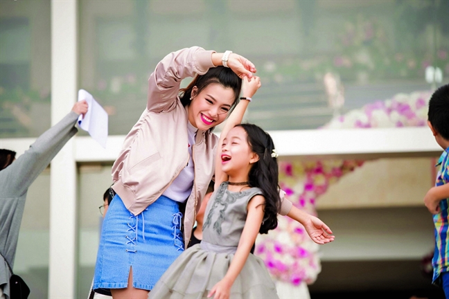 Diễn viên - MC Hoàng Oanh: Đừng chờ nhan sắc mang lại ấm êm Dien vien - MC Hoang Oanh: Dung cho nhan sac mang lai am em