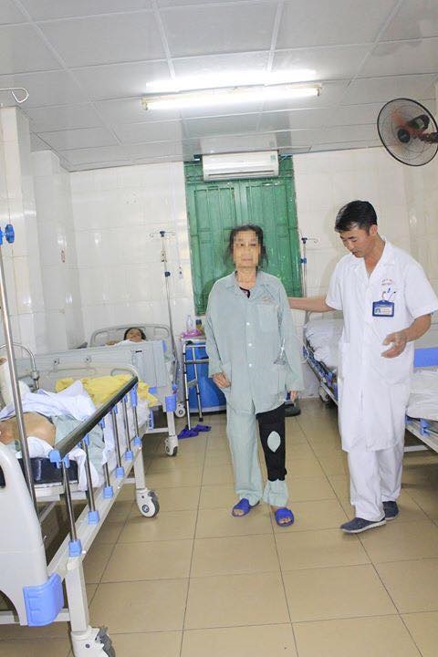 'Giải cứu' người phụ nữ chân to phải bò lồm cồm trên đường 'Giai cuu' nguoi phu nu chan to phai bo lom com tren duong