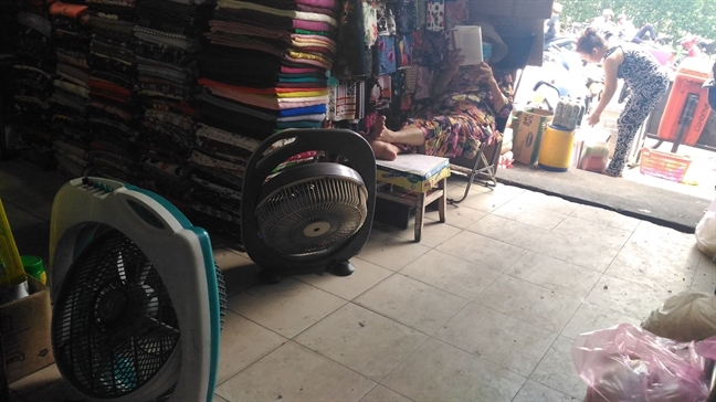 'Ác mộng' mang tên 40 độ C, tiểu thương ngồi... trên lửa 'Ac mong' mang ten 40 do C, tieu thuong ngoi... tren lua