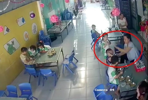 Giáo viên lớp mầm non thừa nhận đánh trẻ khi cho ăn Giao vien lop mam non thua nhan danh tre khi cho an