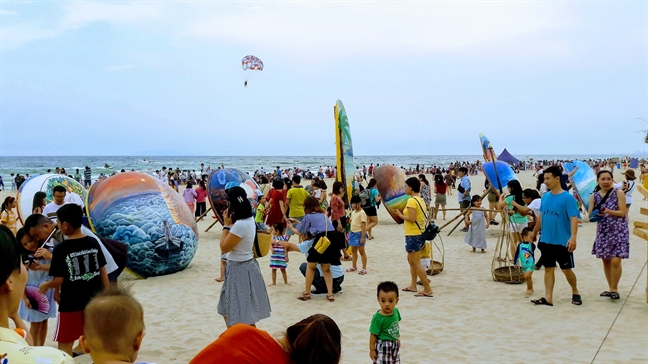 Biển người chen chúc tại các điểm du lịch Bien nguoi chen chuc tai cac diem du lich