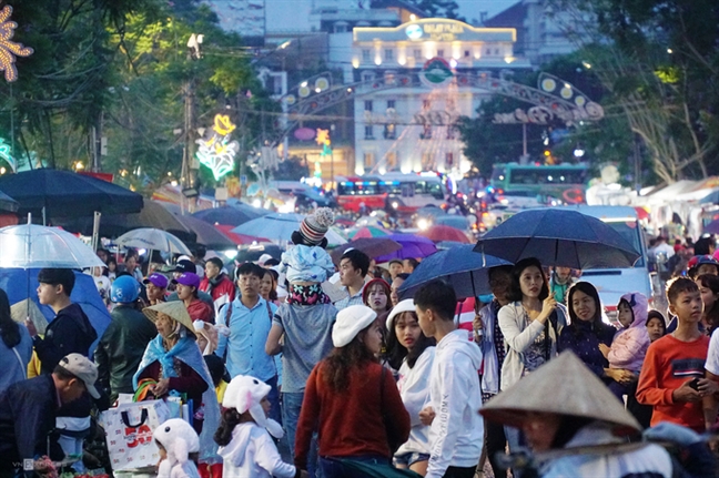 Biển người chen chúc tại các điểm du lịch Bien nguoi chen chuc tai cac diem du lich