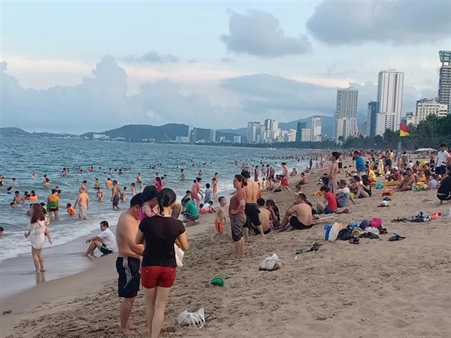 Biển người chen chúc tại các điểm du lịch Bien nguoi chen chuc tai cac diem du lich