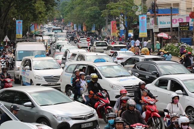 Biển người chen chúc tại các điểm du lịch Bien nguoi chen chuc tai cac diem du lich