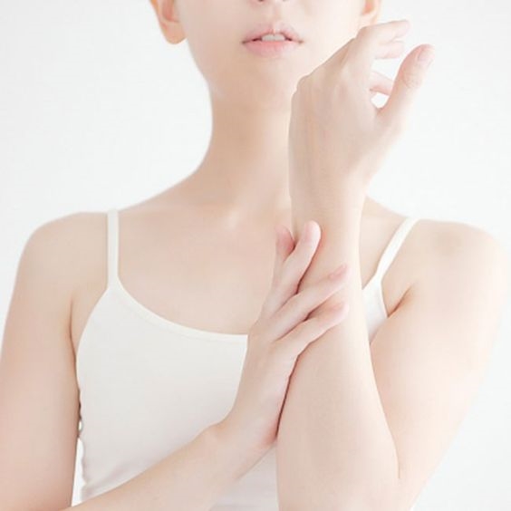 Hạn chế mùi cơ thể trong ngày nắng nóng Han che mui co the trong ngay nang nong