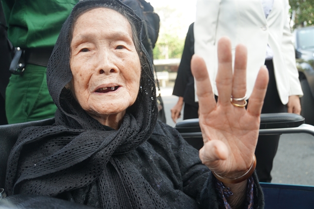 Người dân thương tiếc, đội mưa đến tiễn Đại tướng Lê Đức Anh Nguoi dan thuong tiec, doi mua den tien Dai tuong Le Duc Anh